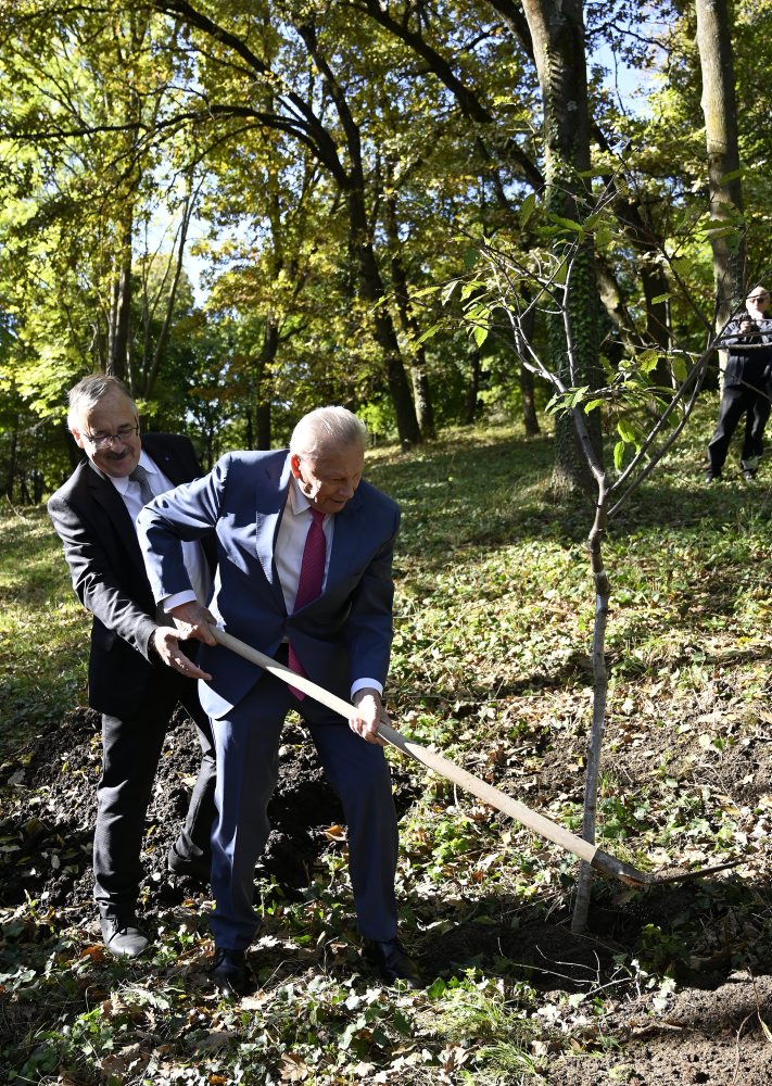 Exprezident Rudolf Schuster počas vysadenia prvého stromu do Aleje významných osobností v Botanickej záhrade UPJŠ v Košiciach