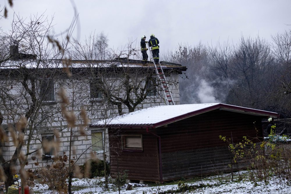 Nákladné lietadlo sa zrútilo na obytnú budovu pri letisku vo Vilniuse