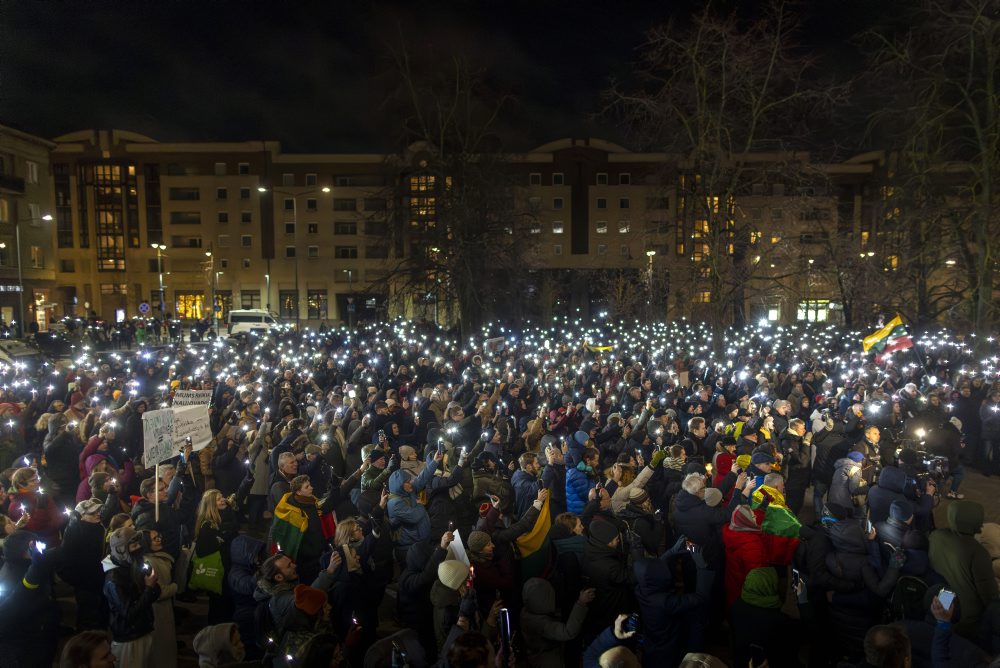 Pred litovským parlamentom sa zišlo niekoľko tisíc ľudí, ktorí protestovali proti účasti Úsvitu Nemanu vo vláde