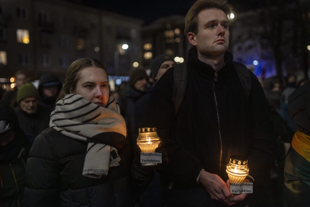 Pred litovským parlamentom sa zišlo niekoľko tisíc ľudí, ktorí protestovali proti účasti Úsvitu Nemanu vo vláde