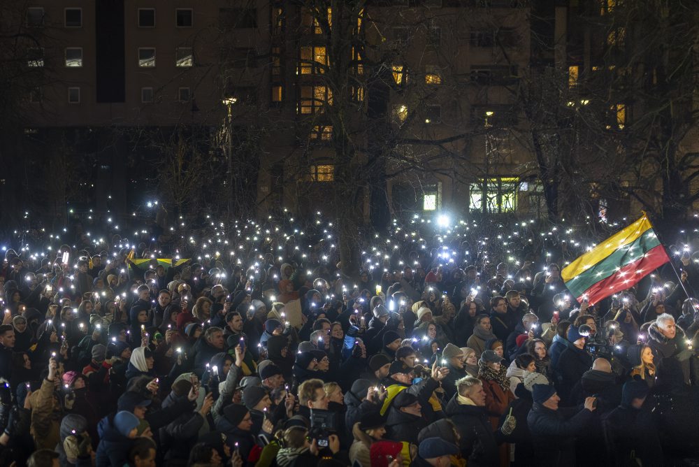 Pred litovským parlamentom sa zišlo niekoľko tisíc ľudí, ktorí protestovali proti účasti Úsvitu Nemanu vo vláde