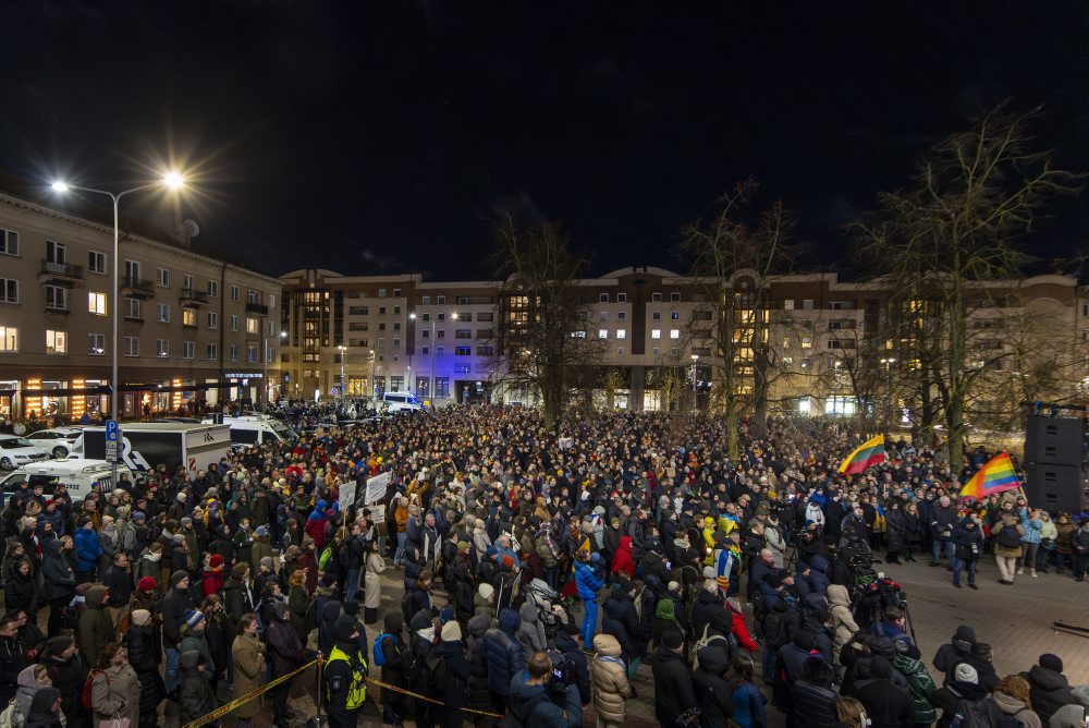 Pred litovským parlamentom sa zišlo niekoľko tisíc ľudí, ktorí protestovali proti účasti Úsvitu Nemanu vo vláde