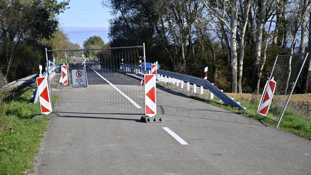 Zrekonštruovaný a uzavretý most cez kanál pred obcou Veľké Raškovce v okrese Michalovce