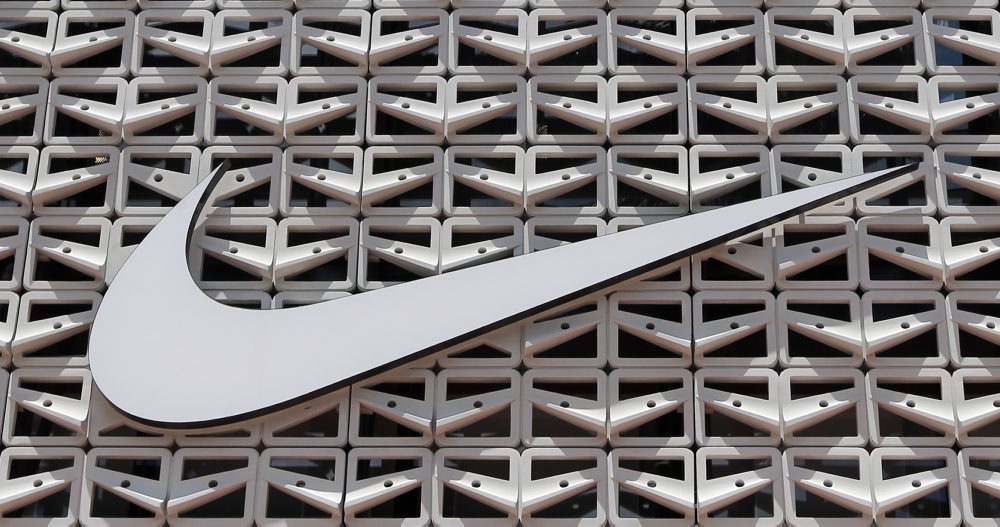 Zisk výrobcu športovej obuvi Nike v 1. kvartáli klesol, prekonal však očakávania