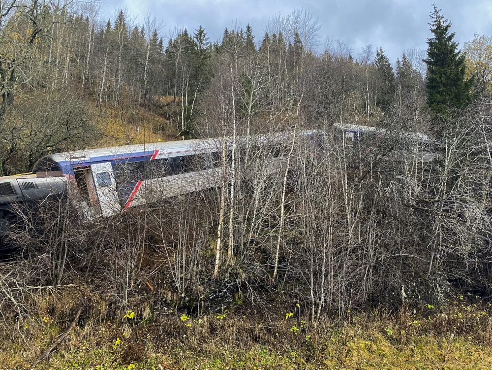 Na severe Nórska sa vykoľajil osobný vlak