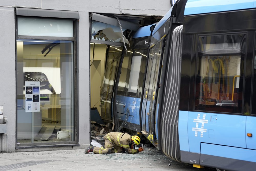 V centre Osla sa vykoľajila električka a vrazila do obchodu