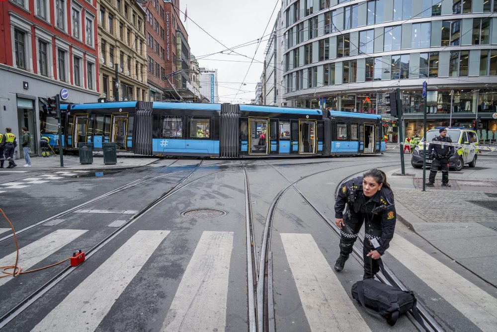 V centre Osla sa vykoľajila električka a vrazila do obchodu