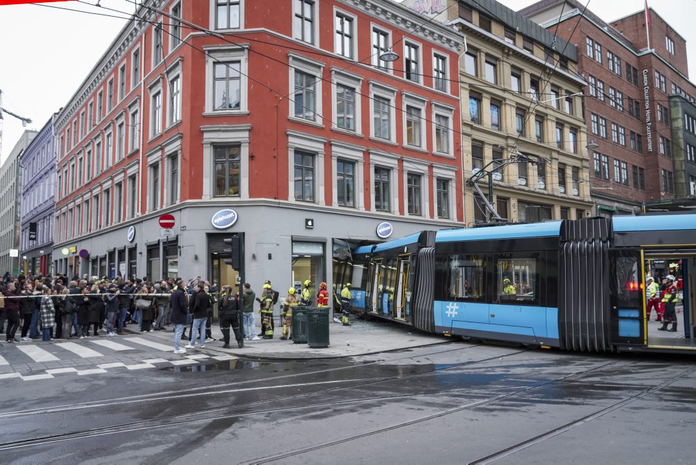 V centre Osla sa vykoľajila električka a vrazila do obchodu