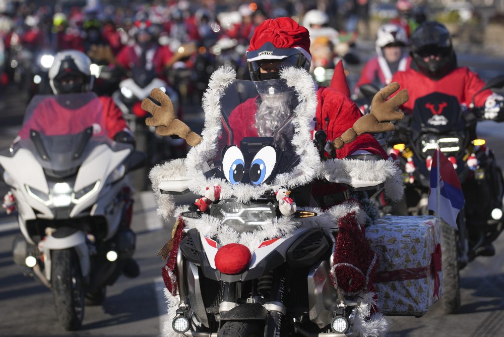 Motocyklisti v kostýmoch Santa Clausa v Belehrade