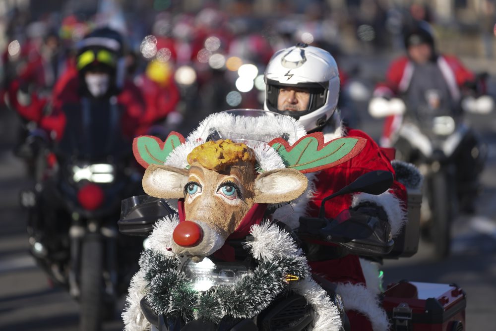 Motocyklisti v kostýmoch Santa Clausa v Belehrade