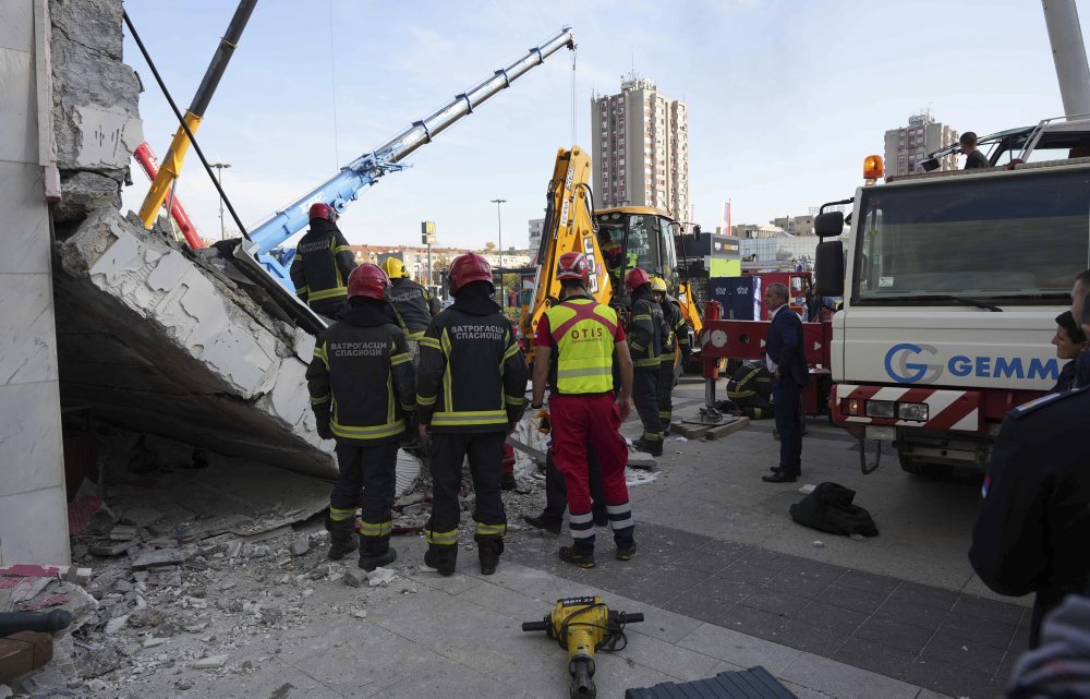 Pád časti strechy železničnej stanice v srbskom meste Nový Sad