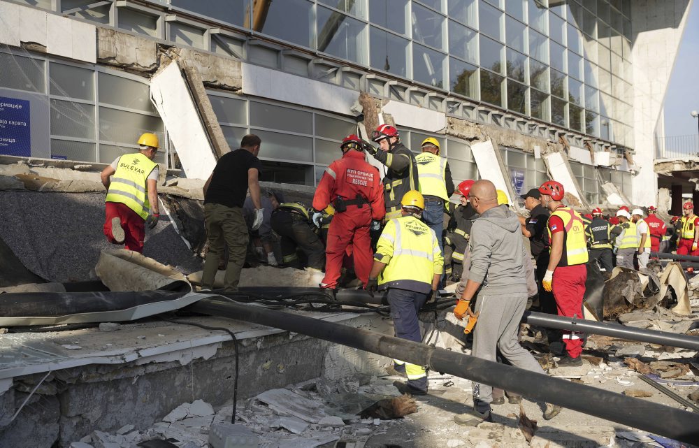 Pád časti strechy železničnej stanice v srbskom meste Nový Sad