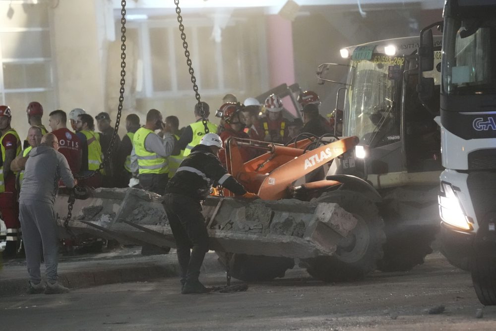 Pád časti strechy železničnej stanice v srbskom meste Nový Sad