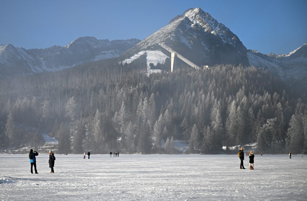 Zamrznuté Štrbské pleso vo Vysokých Tatrách 