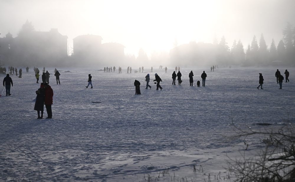 Zamrznuté Štrbské pleso vo Vysokých Tatrách 