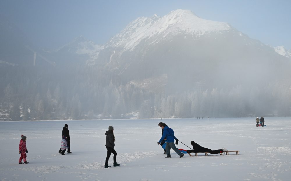 Zamrznuté Štrbské pleso vo Vysokých Tatrách 