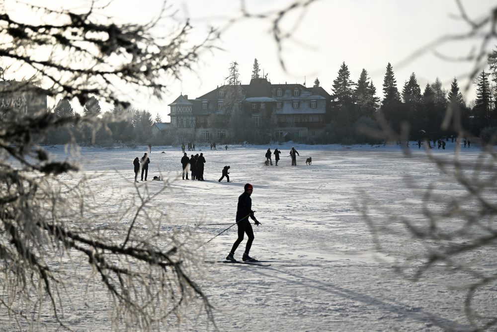 Zamrznuté Štrbské pleso vo Vysokých Tatrách 