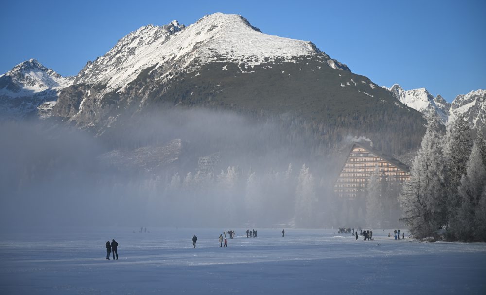 Zamrznuté Štrbské pleso vo Vysokých Tatrách 