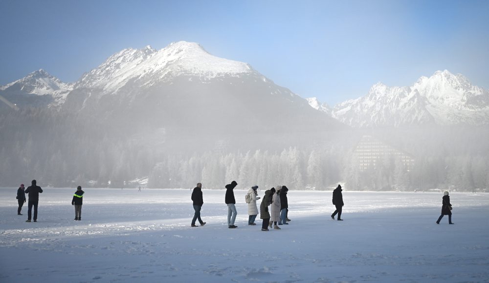 Zamrznuté Štrbské pleso vo Vysokých Tatrách 