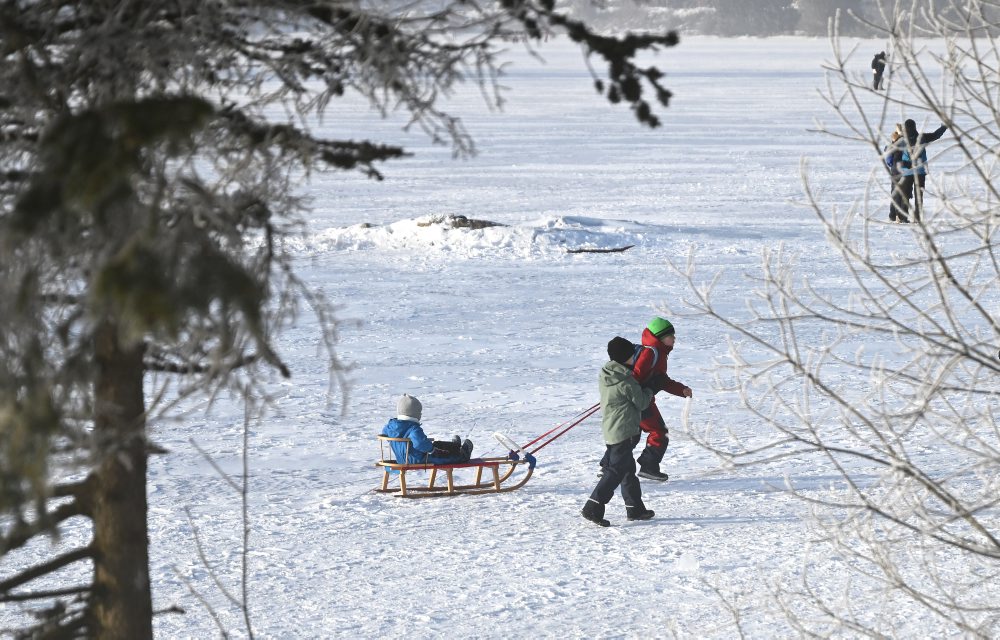 Zamrznuté Štrbské pleso vo Vysokých Tatrách 