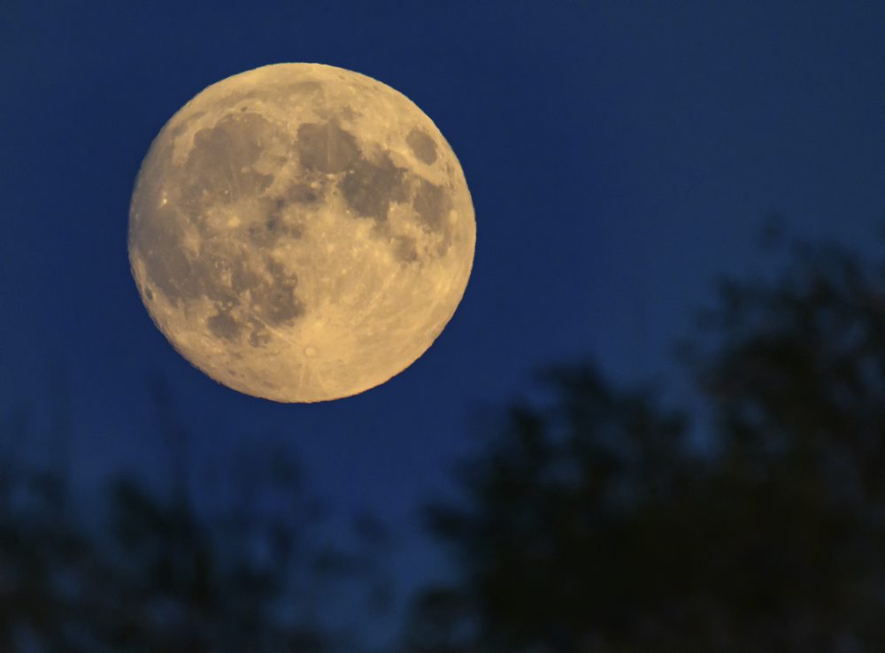 Mesiac svieti na večernej oblohe nad mestom Lietzen v Nemecku