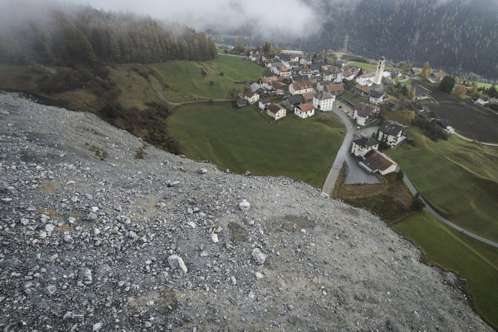 Zosuv skál pred evakuovanou švajčiarskou obcou Brienz/Brinzauls 