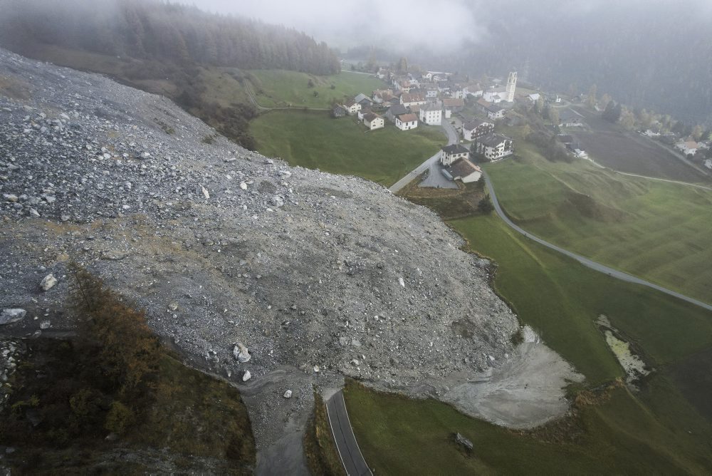 Zosuv skál pred evakuovanou švajčiarskou obcou Brienz/Brinzauls 