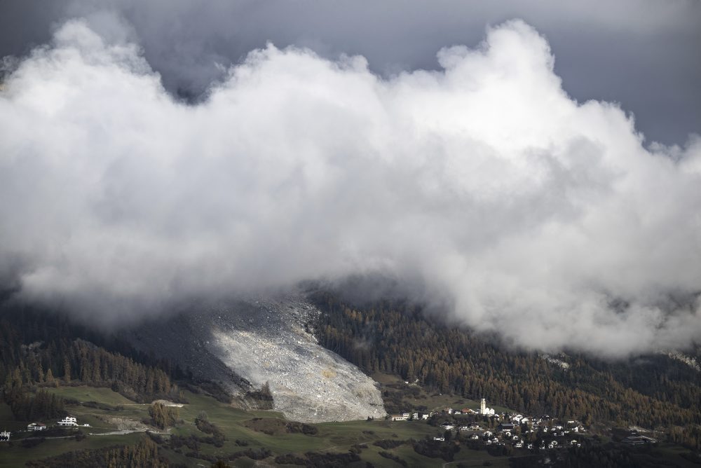 Zosuv skál pred evakuovanou švajčiarskou obcou Brienz/Brinzauls 