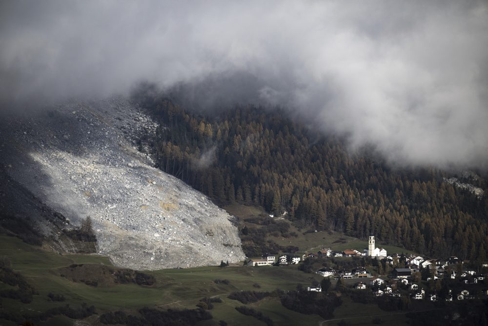 Zosuv skál pred evakuovanou švajčiarskou obcou Brienz/Brinzauls 