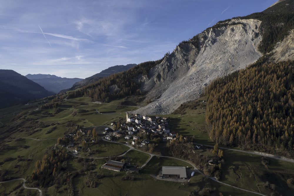 Zosuv skál pred evakuovanou švajčiarskou obcou Brienz/Brinzauls 