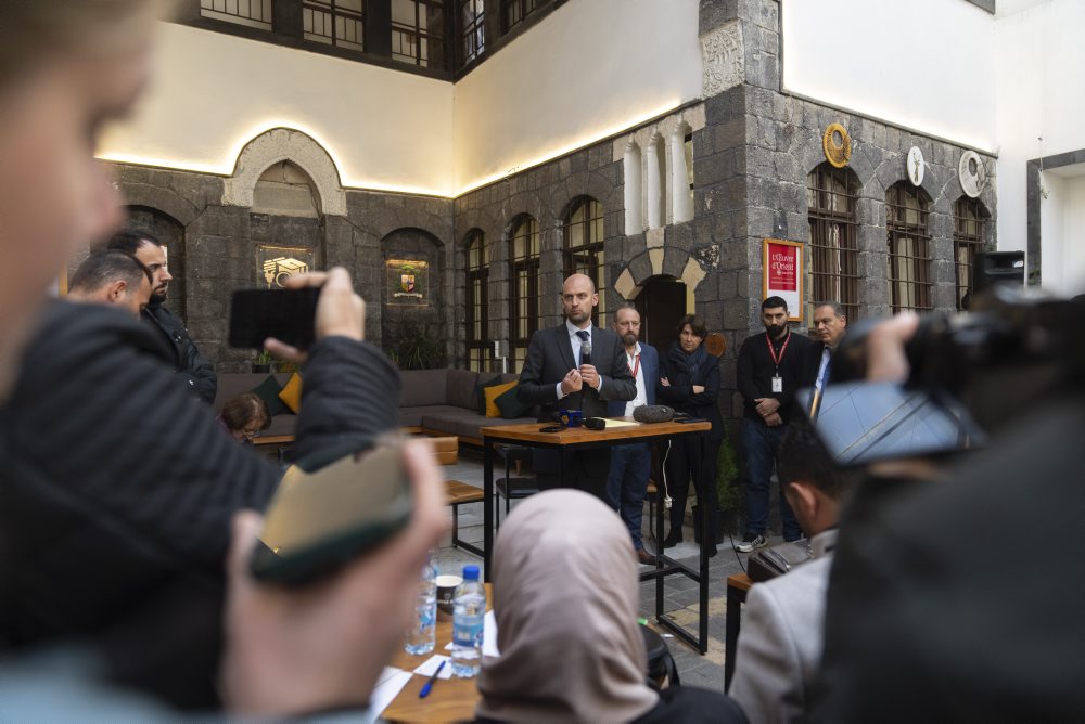 Ministri Nemecka a Francúzska vyzvali Damask na pokojné odovzdanie moci