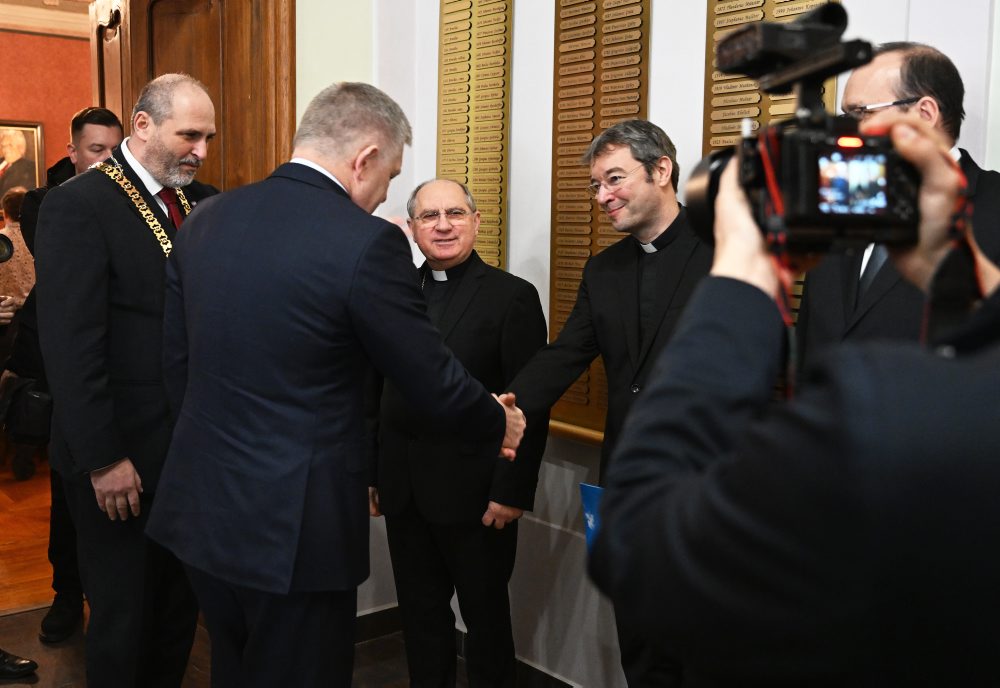 Pracovné stretnutie predsedu vlády SR Roberta Fica na tému program štátom podporovaného nájomného bývania za účasti zástupcov Ministerstva dopravy SR, Agentúry štátom podporovaného nájomného bývania a mesta Košice