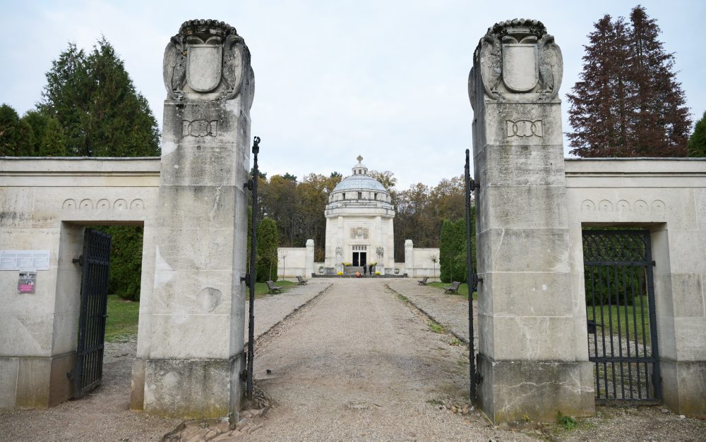 Mauzóleum v obci Krásnohorské Podhradie