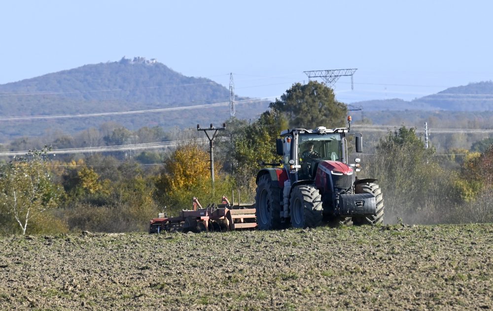 Jesenné poľné práce na poli pri obci Pusté Čemerné