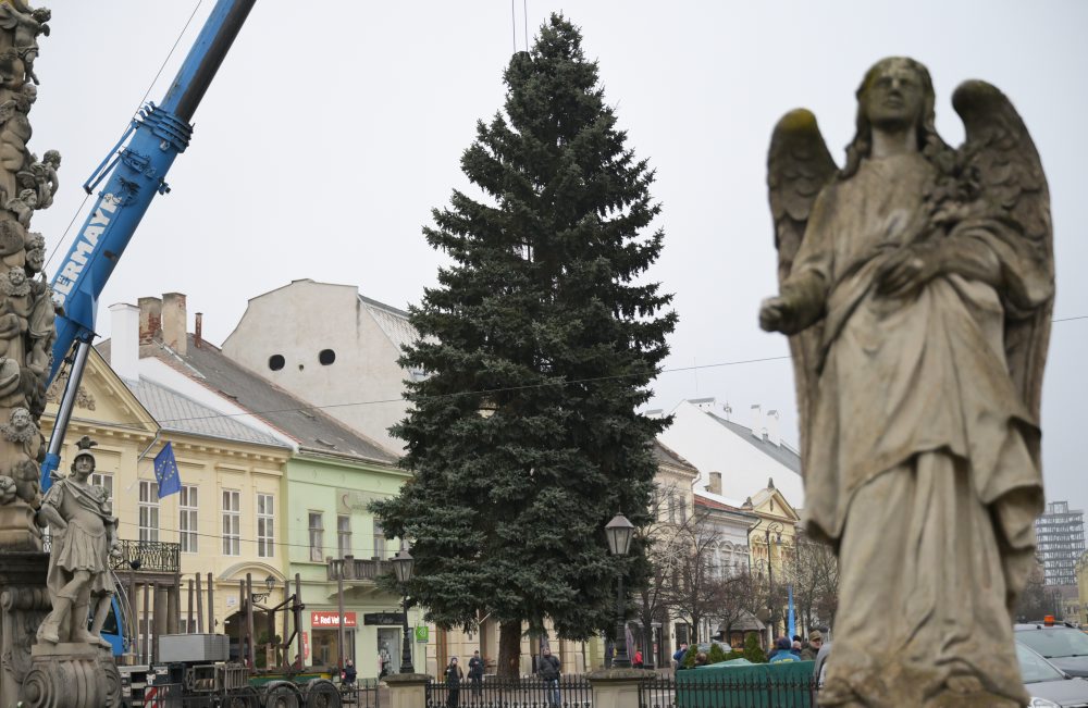 Osadenie vianočného stromu v Košiciach  