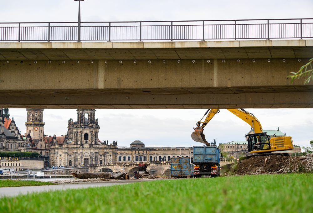 V Drážďanoch sa začali prípravy na demoláciu ďalších častí zrúteného mosta 