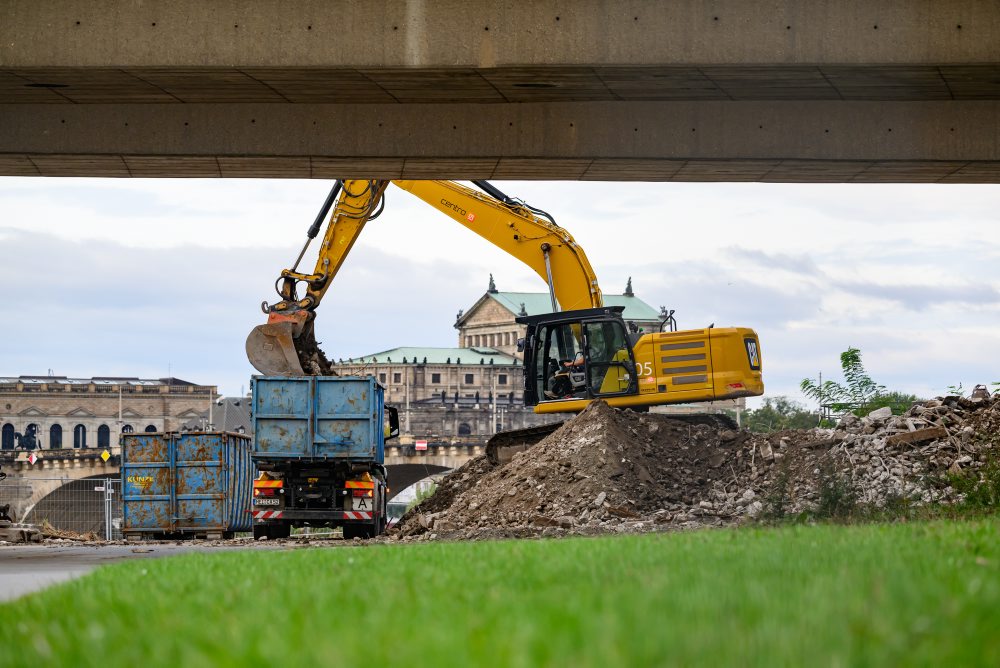 V Drážďanoch sa začali prípravy na demoláciu ďalších častí zrúteného mosta 