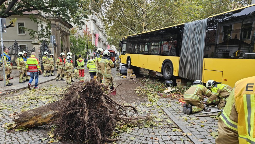 Pri nehode autobusu v Drážďanoch utrpelo zranenia 30 ľudí