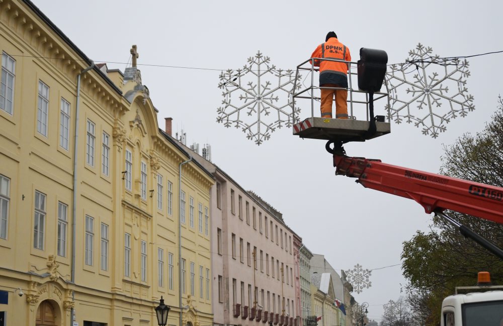 Inštalácia vianočnej výzdoby v Košiciach 