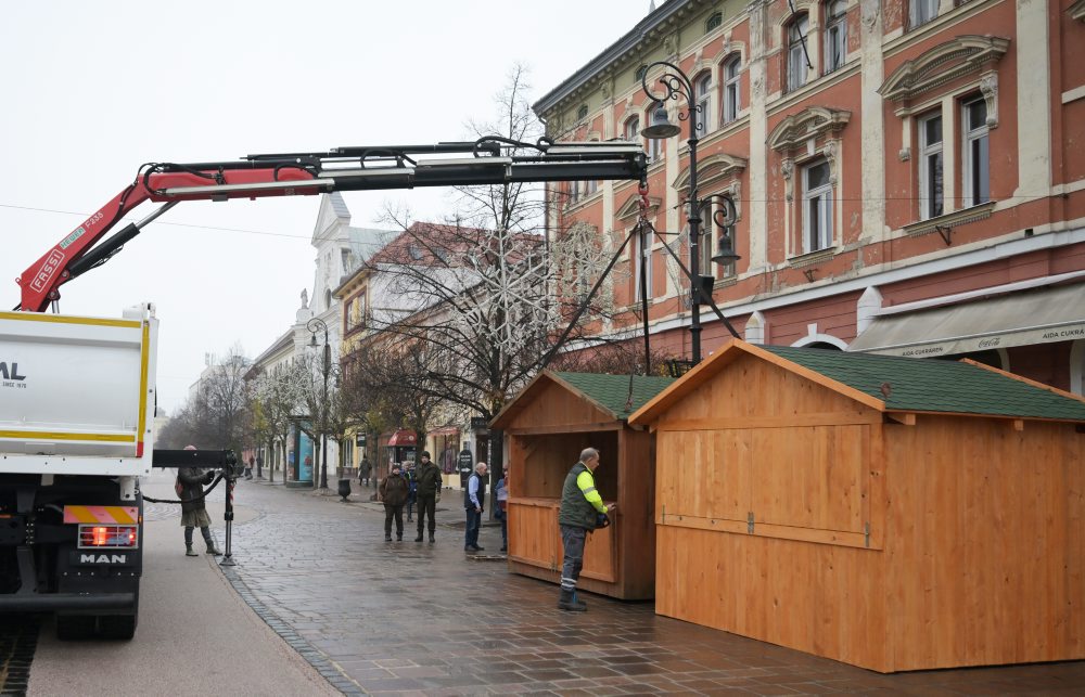 Príprava stánkov na vianočné trhy v Košiciach 