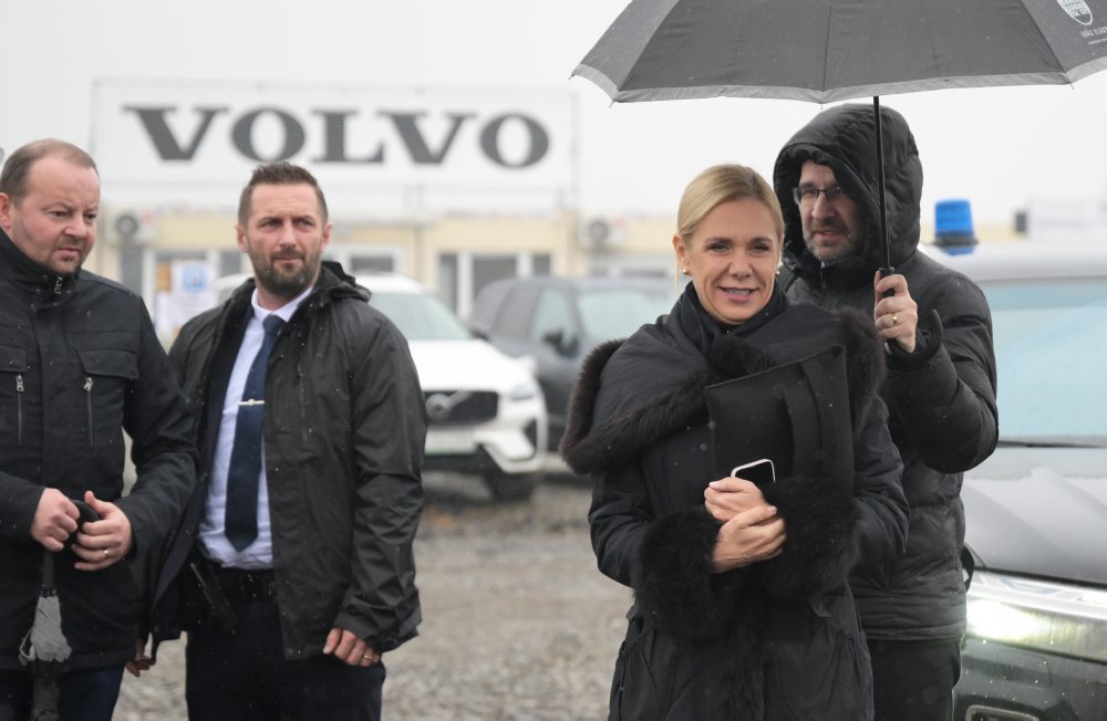 Predseda vlády SR Robert Fico a podpredsedníčka vlády a ministerka hospodárstva SR Denisa Saková navštívili Priemyselný park Valaliky a stretli sa s predstaviteľmi spoločností Valaliky Industrial Park a MH Invest