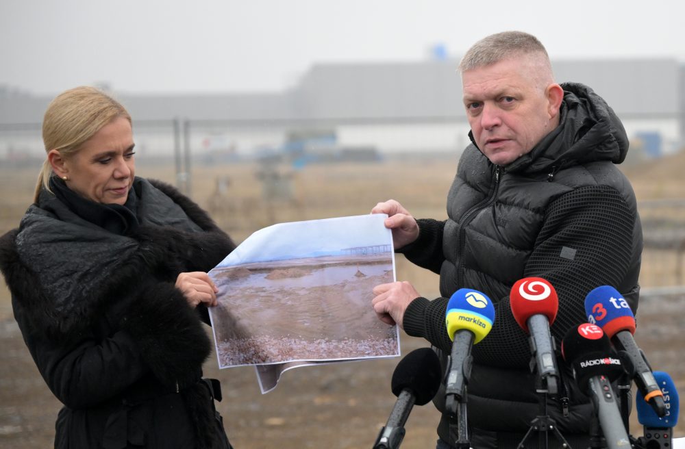 Predseda vlády SR Robert Fico a podpredsedníčka vlády a ministerka hospodárstva SR Denisa Saková navštívili Priemyselný park Valaliky a stretli sa s predstaviteľmi spoločností Valaliky Industrial Park a MH Invest