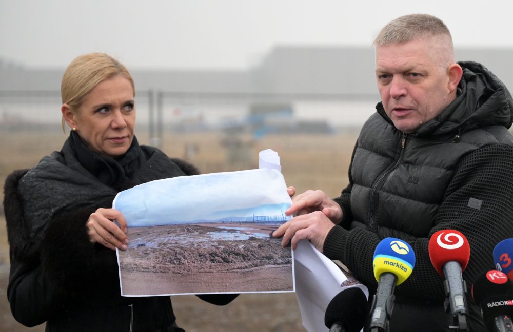 Predseda vlády SR Robert Fico a podpredsedníčka vlády a ministerka hospodárstva SR Denisa Saková navštívili Priemyselný park Valaliky a stretli sa s predstaviteľmi spoločností Valaliky Industrial Park a MH Invest