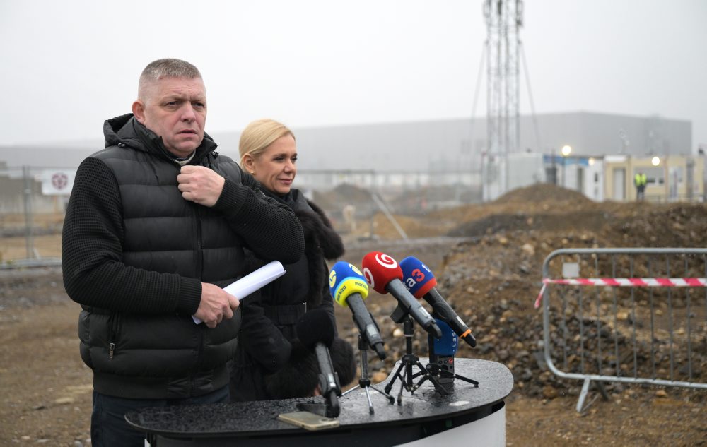 Predseda vlády SR Robert Fico a podpredsedníčka vlády a ministerka hospodárstva SR Denisa Saková navštívili Priemyselný park Valaliky a stretli sa s predstaviteľmi spoločností Valaliky Industrial Park a MH Invest