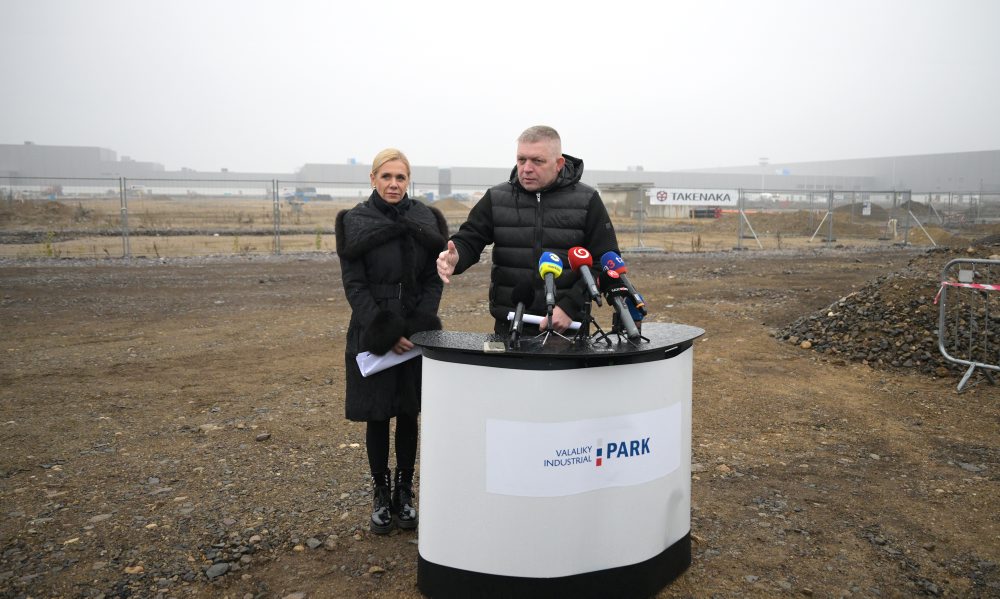 Predseda vlády SR Robert Fico a podpredsedníčka vlády a ministerka hospodárstva SR Denisa Saková navštívili Priemyselný park Valaliky a stretli sa s predstaviteľmi spoločností Valaliky Industrial Park a MH Invest