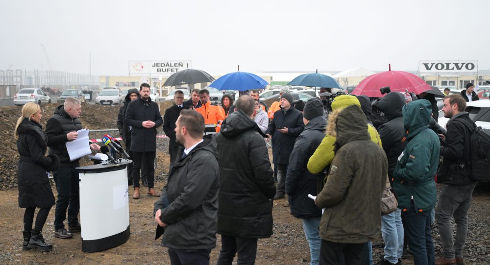 Predseda vlády SR Robert Fico a podpredsedníčka vlády a ministerka hospodárstva SR Denisa Saková navštívili Priemyselný park Valaliky a stretli sa s predstaviteľmi spoločností Valaliky Industrial Park a MH Invest