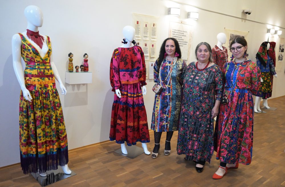 Expozícia výstavy Romani Design Fashion Art v Galérii ÚĽUV v Košiciach