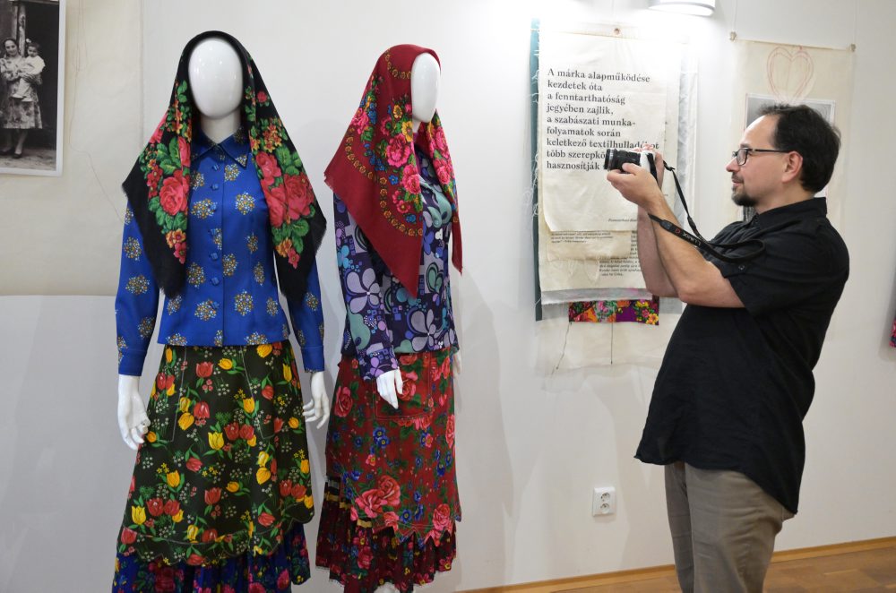 Expozícia výstavy Romani Design Fashion Art v Galérii ÚĽUV v Košiciach