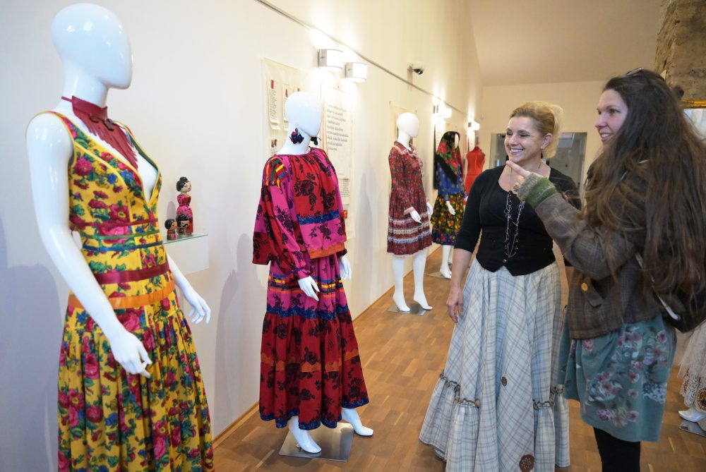 Expozícia výstavy Romani Design Fashion Art v Galérii ÚĽUV v Košiciach