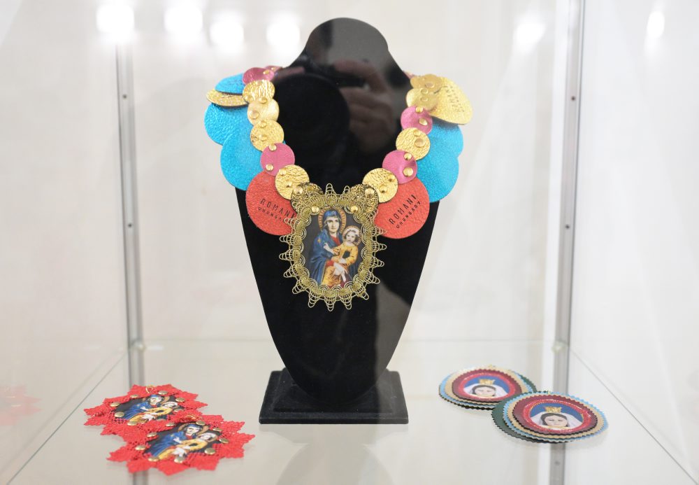 Expozícia výstavy Romani Design Fashion Art v Galérii ÚĽUV v Košiciach